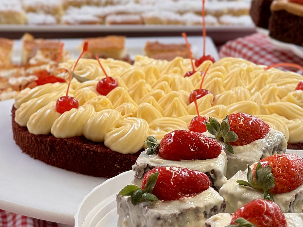 Mesa de sobremesas com bolos decorados.