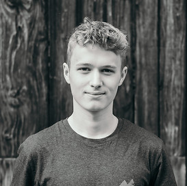 Mitarbeiter Portrait: Max Merklinger ist Raft Guide bei Bavariaraft auf der Loisach. Auch betreut er Firmenevents rund um München. 