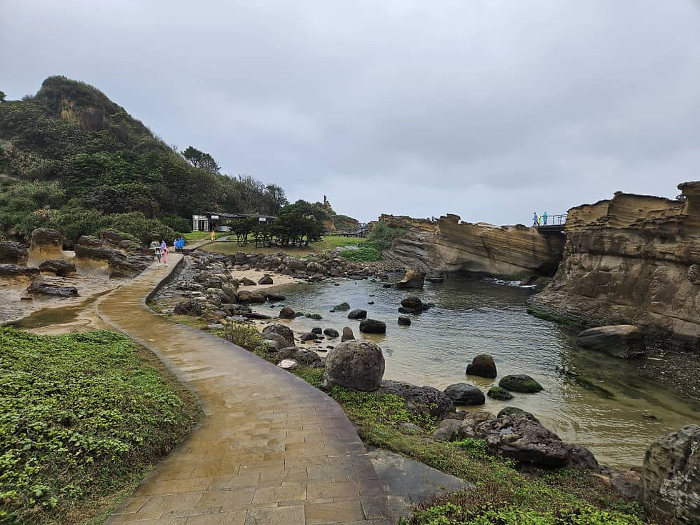 Yehliu’s intriguing landscape, comprising rocky land and the vast ocean, is unlike any other place in Taiwan.