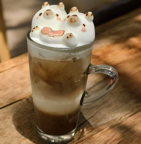 Their iced coffee is aromatic and robust, with cutesy bears whipped to perfection to boot! Picture courtesy of The Teddy Cafe on Instagram.