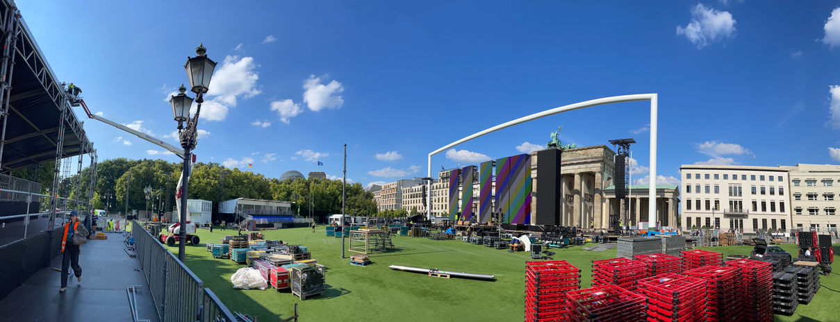 Verkleidung der Gerüstbauwerke auf der Fanmeile 2024