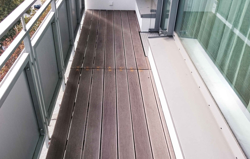 Moderne Balkonterrasse aus Holz