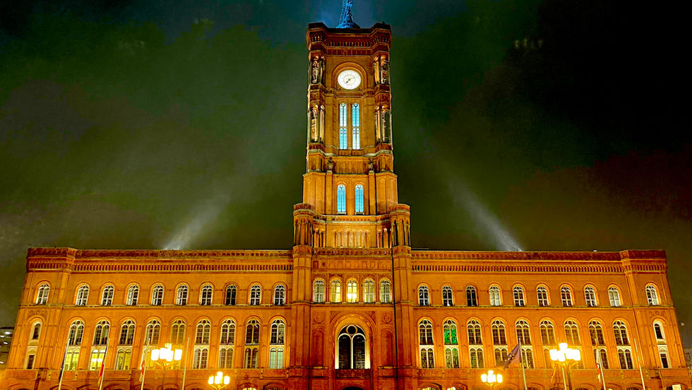 Berliner Rathaus nachts beleuchtet
