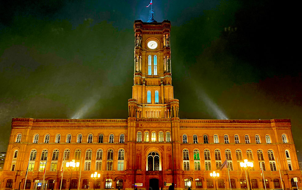 Rotes Rathaus Berlin bei Nacht, beleuchtet