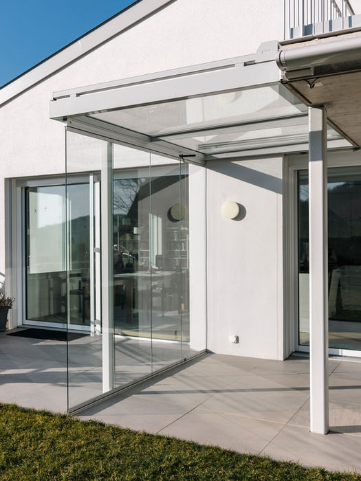 Sitzplatzüberdachung aus CNS in Ennetbaden, Aargau –Eine elegante Sitzplatzüberdachung aus pulverbeschichtetem CNS. Eine einseitige COVER Sitzplatzverglasung, schützt den Aussenbereich vor Regen. Das gerade Dach mit schmalen Profilen sorgen für eine harmonische Integration in das Gesamtbild. Die Schiebe-Drehverglasung ermöglicht eine flexible Nutzung des Sitzplatzes. Die zusätzliche Beschattung auf dem Dach spendet Schatten an heissen Tagen.