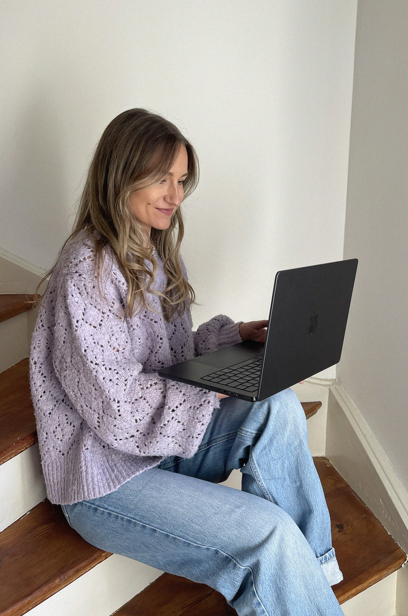 Portrait von Eva Fischer, Grafikdesignerin und Gründerin von Studio Lin, mit Laptop