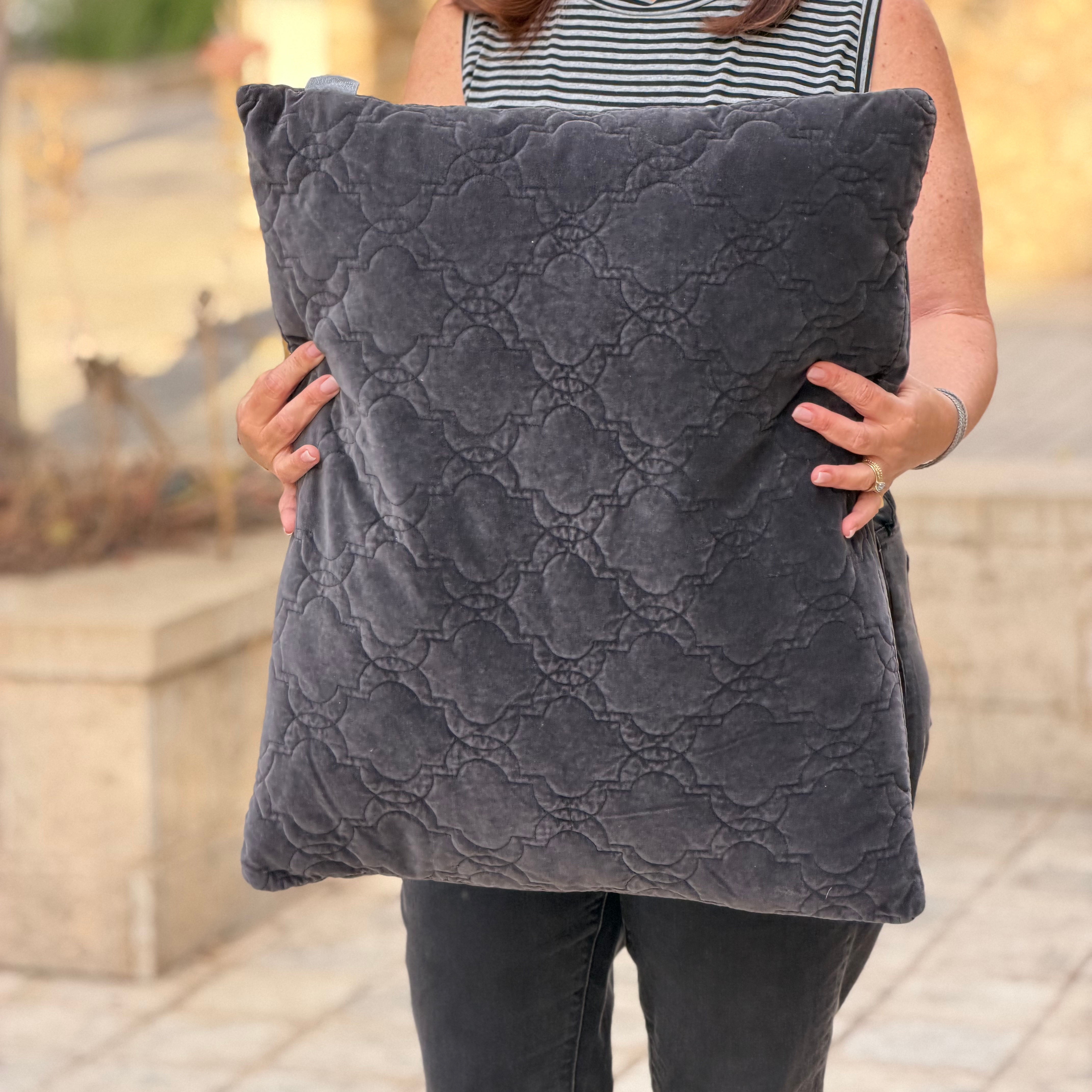 כרית קטיפה שחורה