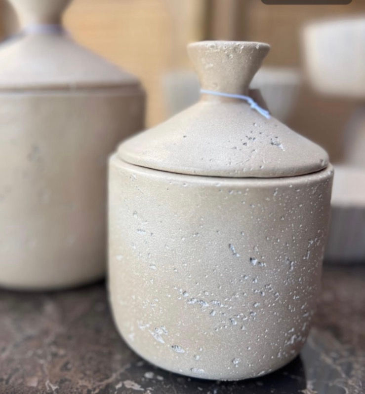 תמונה ממוזערת: קופסת דמוי שיש עם מכסה וידית 