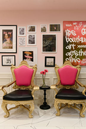 Зона відпочинку для клієнтів Lips Boutique
