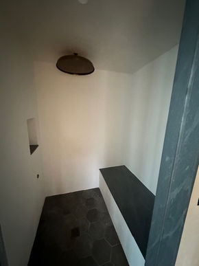 Waterproof tadelakt plaster in shower