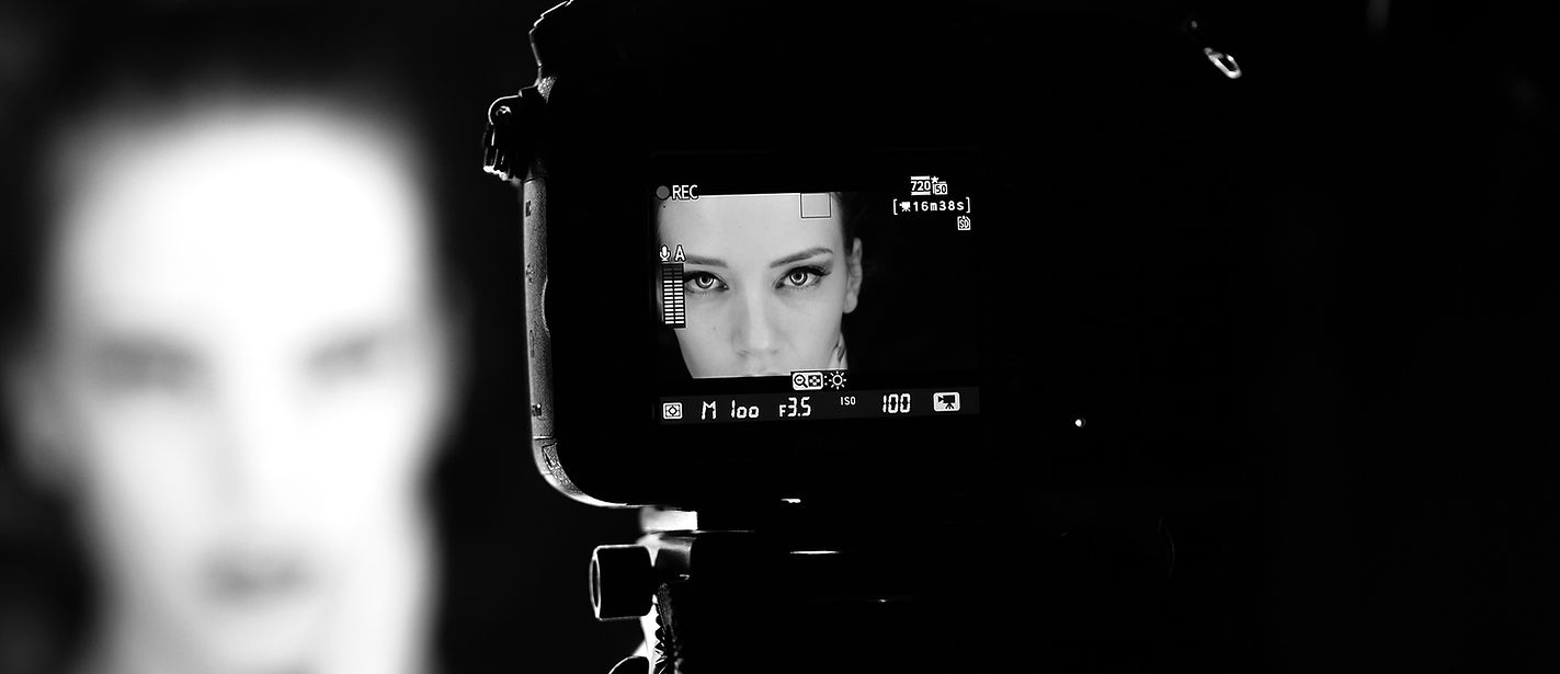 vizörden aktristin Görüntüle