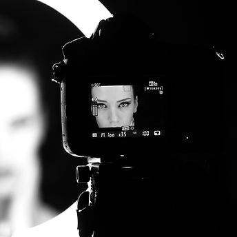 Ansicht der Schauspielerin durch Sucher