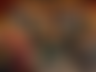 Ilustración satírica estilo póster: cinco líderes políticos caricaturizados en un escenario teatral con cortinas rojas y pantallas de gráficos; en el centro, un hombre con bigote, venda negra en los ojos y esposas levantando los brazos, con un dispositivo colgado que dice “630,000 BTC”; a la izquierda, un showman maquillado y con vestido brillante señala mientras sostiene una cartera que dice “200 MILLONES” y flotan íconos cripto; a la derecha, dos líderes observan (uno con tablet) y otro al fondo con brazos cruzados; humo y luces dramáticas, texto “EL SHOW GLOBAL / PAGO EN BACKSTAGE”.