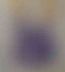 Ilustración en acuarela de un par de botas con plataforma alta y cordones negros, en tonos violeta, azul y rosa iridiscente. Se muestran los pies de una persona sobre fondo texturado color marfil, con estilo artístico y estética vintage-moderna.