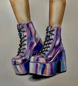 Ilustración en acuarela de un par de botas con plataforma alta y cordones negros, en tonos violeta, azul y rosa iridiscente. Se muestran los pies de una persona sobre fondo texturado color marfil, con estilo artístico y estética vintage-moderna.