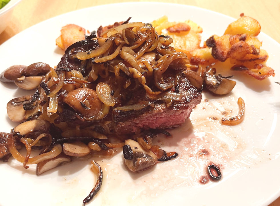 Rindersteak mit Zwiebeln und Champignons