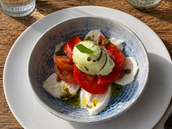 Basilikumeis mit Mozzarella di Buffala und marinierten Tomaten
