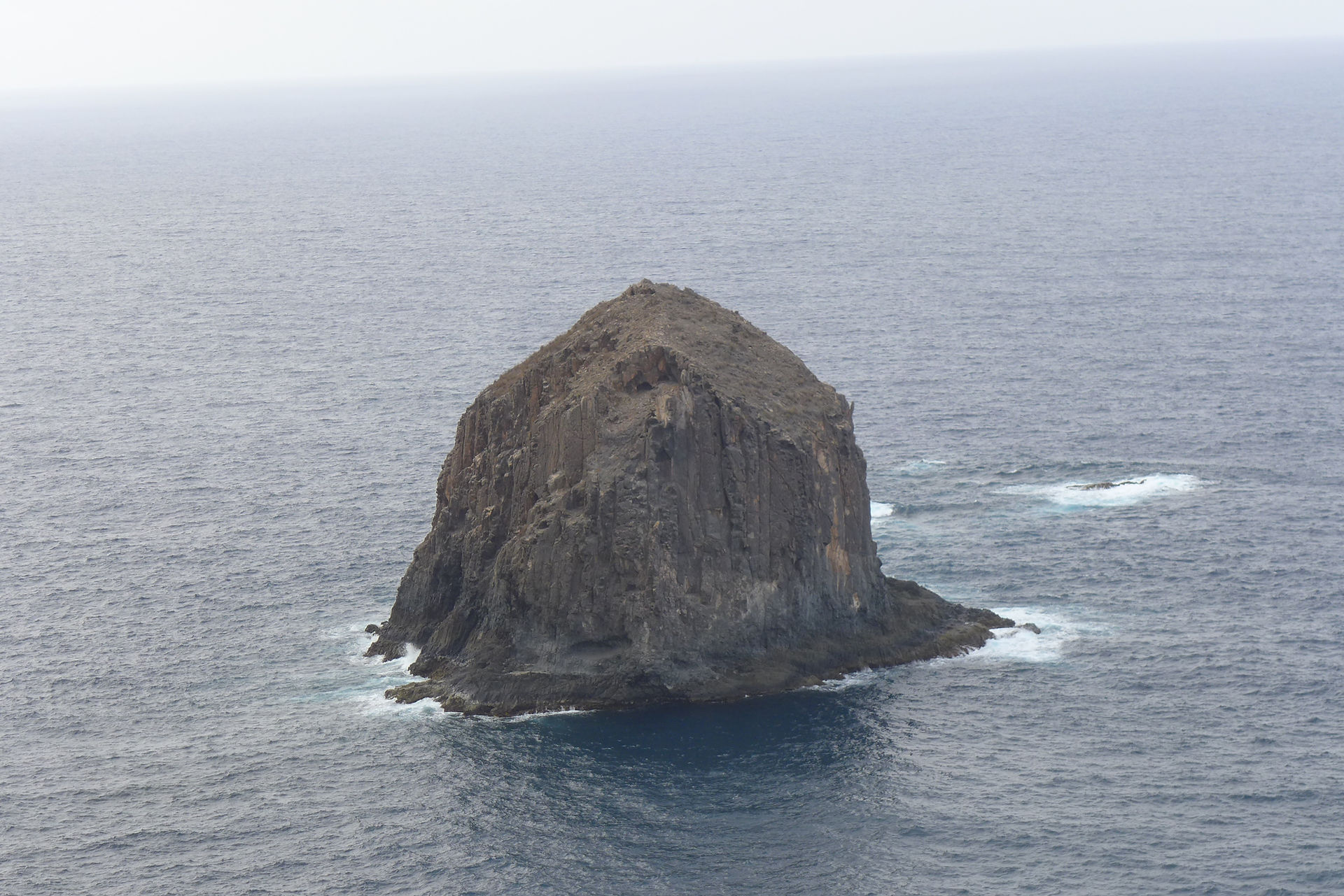 Piton rocheux isolé dans l'océan, Cap Vert