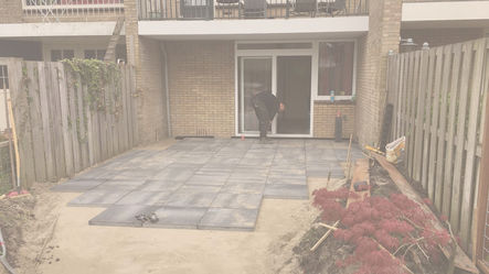Strakke bestrating en ruim terras in Vianen, aangelegd door Hova Complete Tuinen – Duurzaam en stijlvol tuinontwerp.