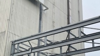 Geluidsdempers geplaatst op de toren