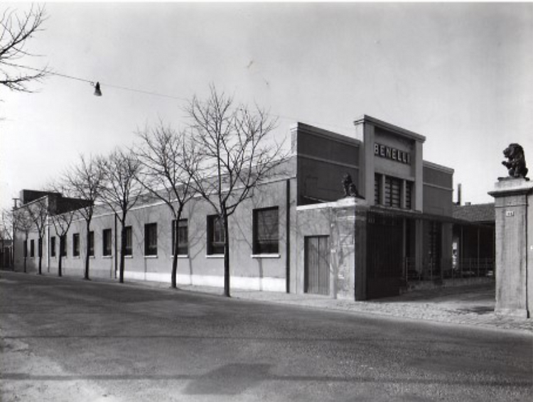foto de la fabrica de motos benelli de 1940