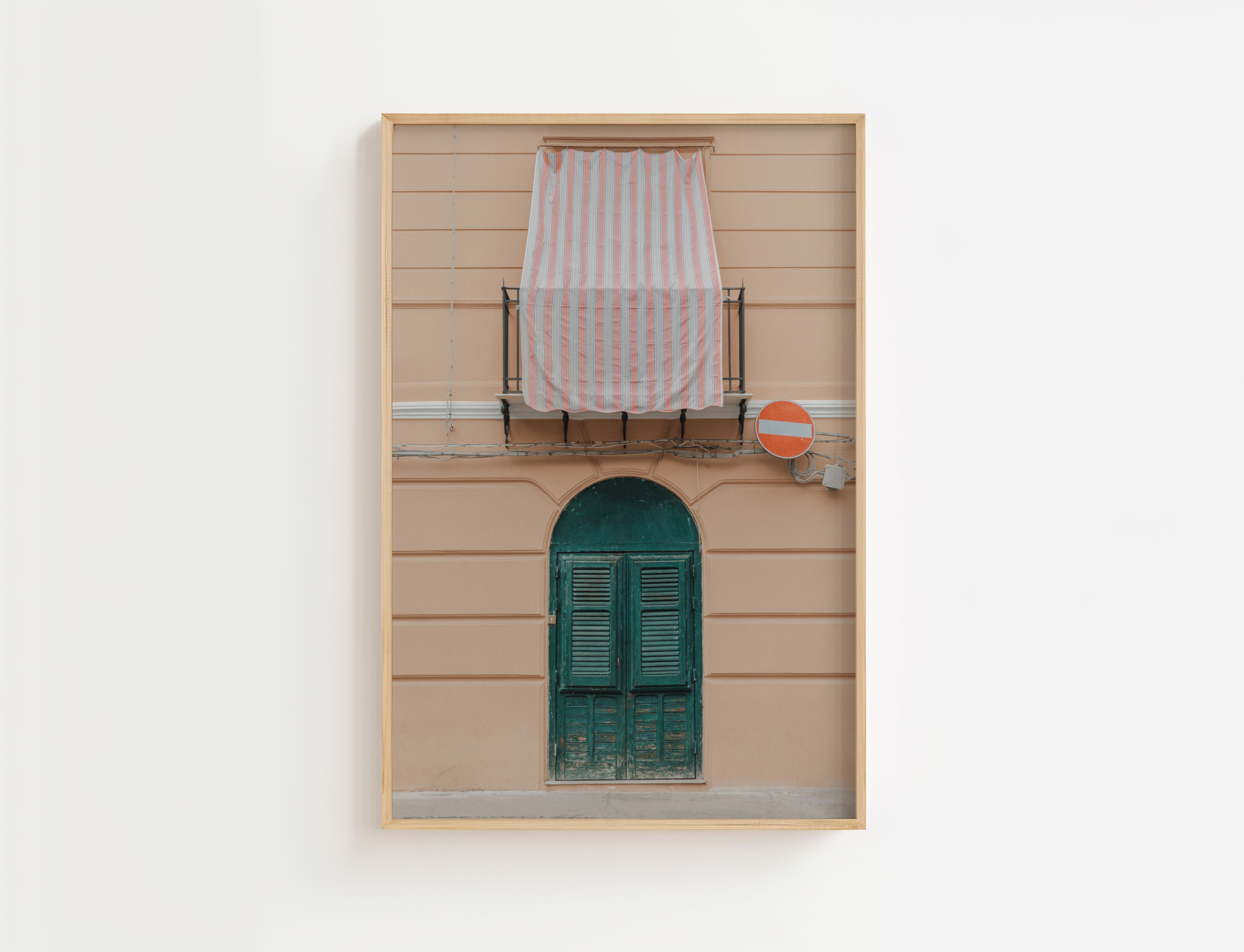 Porta verde sob sacada encoberta