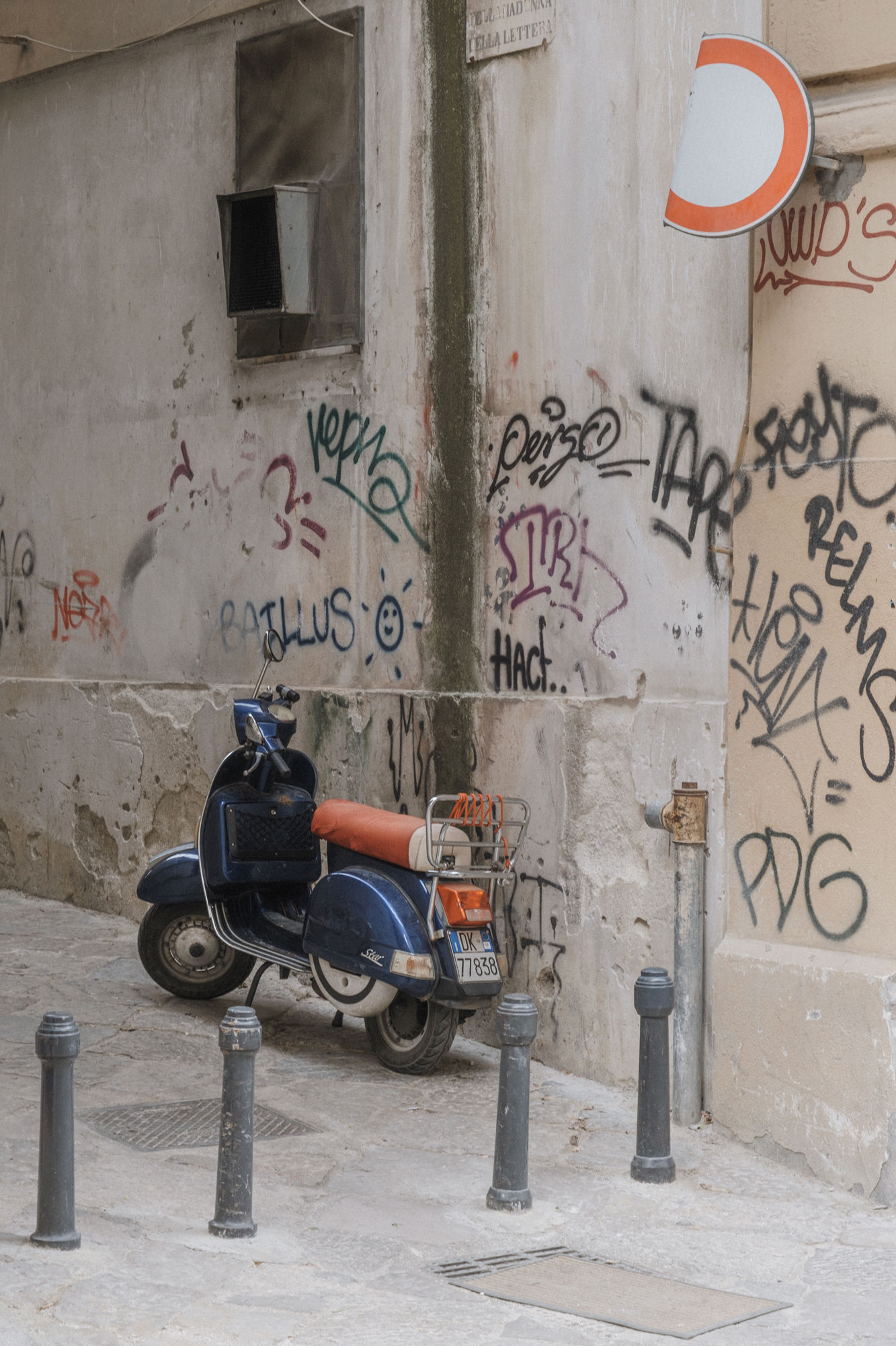 Lambreta sobre beco