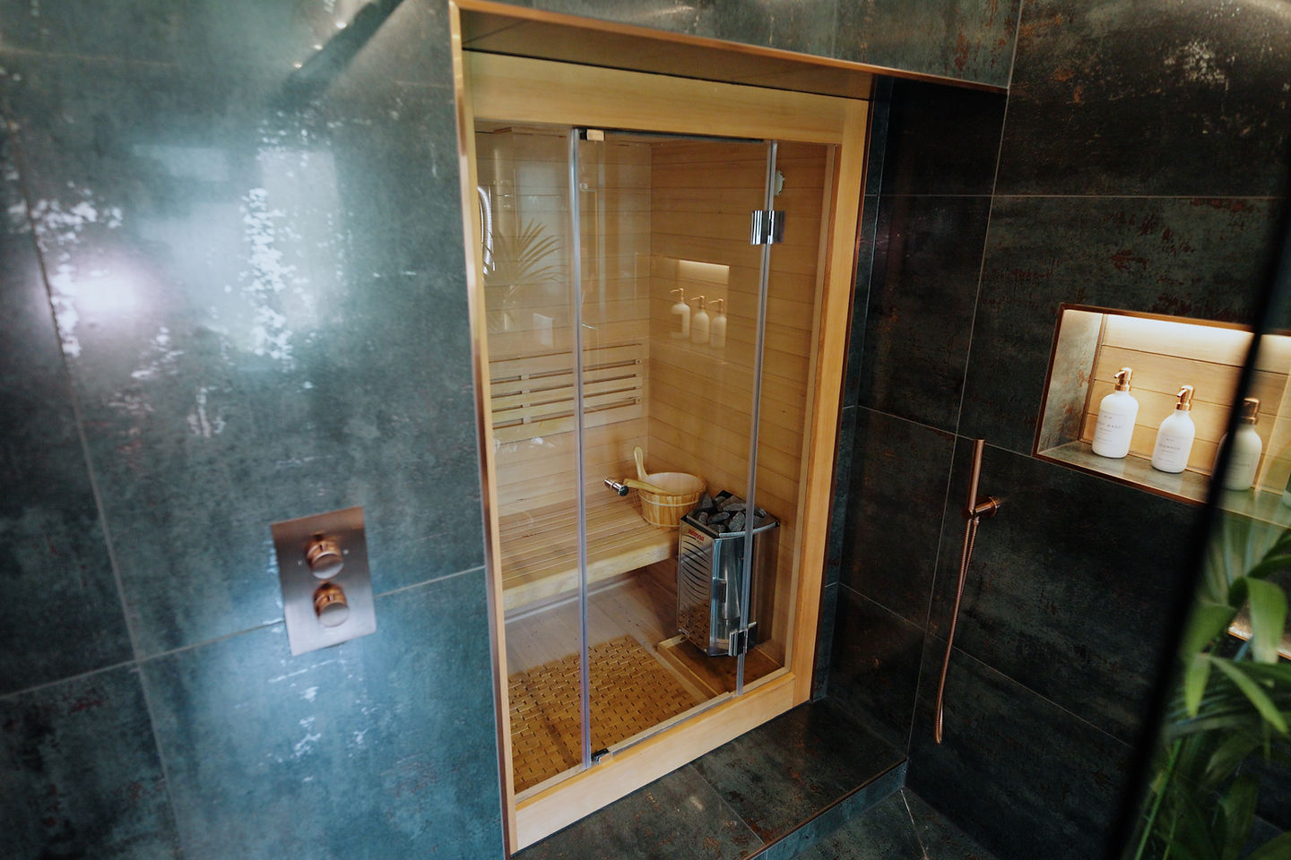 Home Spa, photograph 6