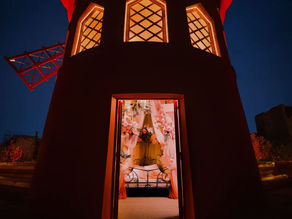 Une nuit insolite à Pigalle pour dormir dans le Moulin Rouge avec Airbnb