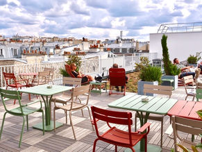 La terrasse et le rooftop de l'hôtel Le Grand Quartier à Paris