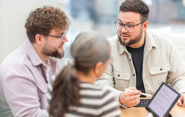 Beratungssituation für Mitarbeiter*innen aus Institutionen zum Thema Sexuelle Gewaltprävention
