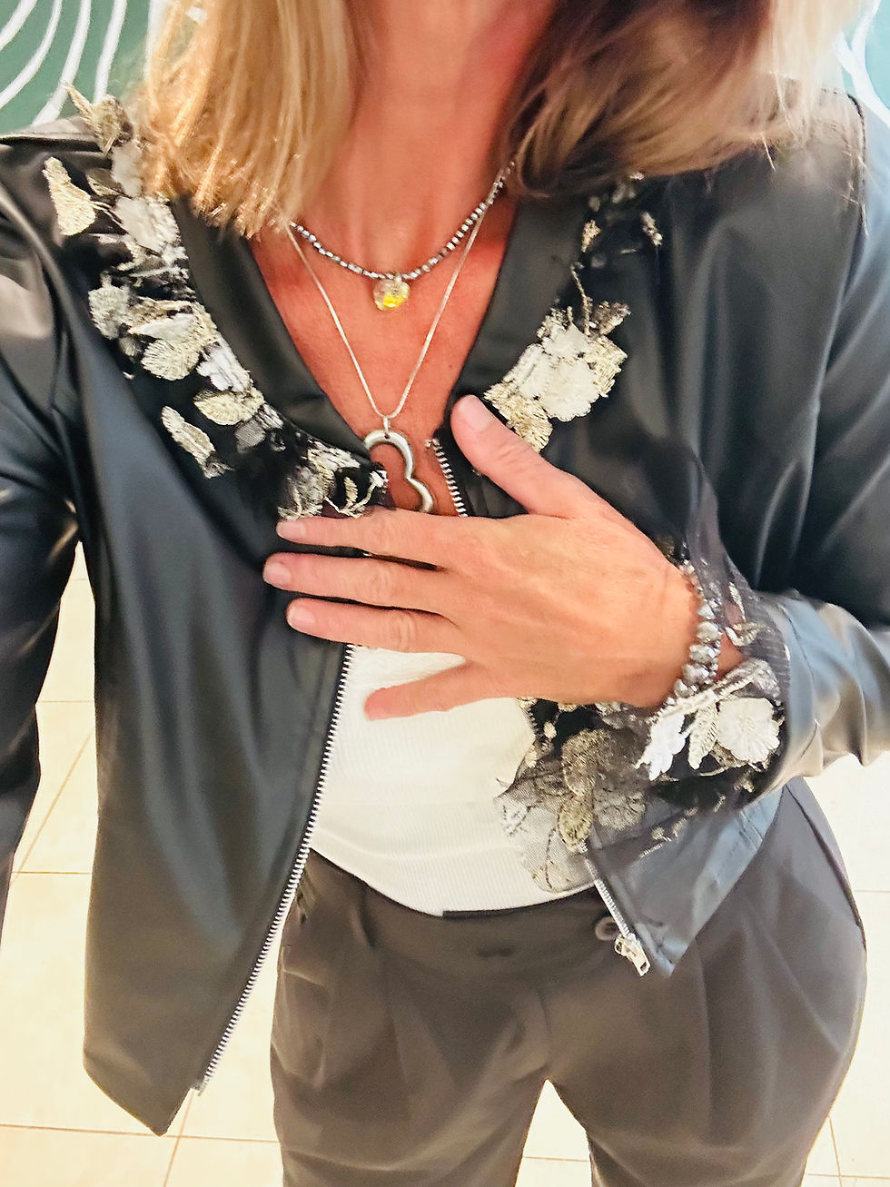 Miniatura: CHAQUETA MAO  CON APLIQUE
