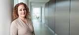 Dr. Chantal Schlatter im beigen Kleid in einem hellen Gang