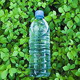 2069239-pequeña-botella-de-plástico-de-a