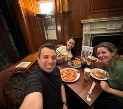 fernanda acompanhando um casal no jantar