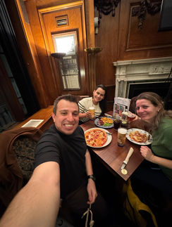 fernanda acompanhando um casal no jantar