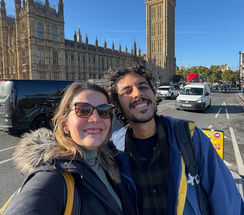 fernanda acompanhada de um cliente em frente ao big ben em londres