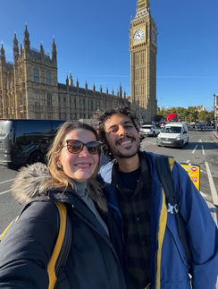 fernanda acompanhada de um cliente em frente ao big ben em londres
