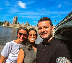 fernanda e um casal de clientes em londres