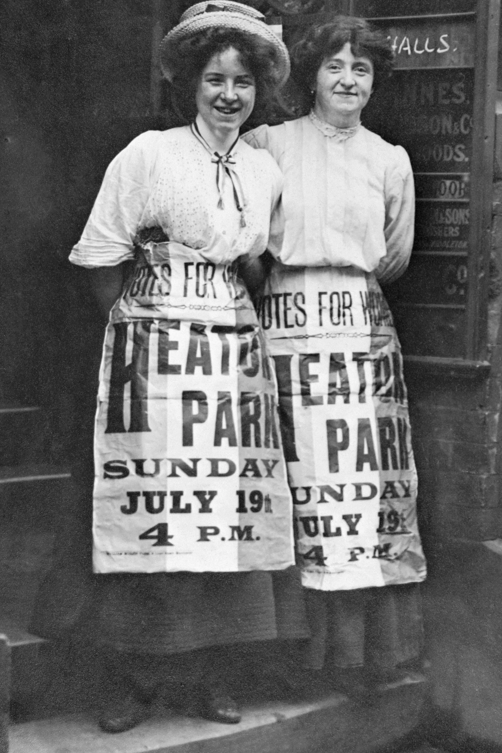 Goff Courtney - Aprons - Mabel Capper|Patricia Woodlock adv mtg 1908 ©Museum ofLDN GettyImages