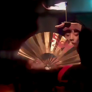 ファイヤー扇子パフォーマンス