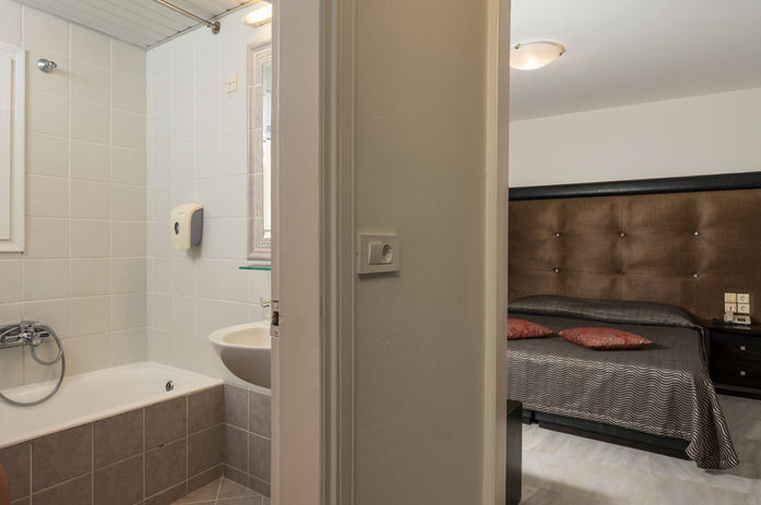 APT2 LIVING ROOM 5.jpg