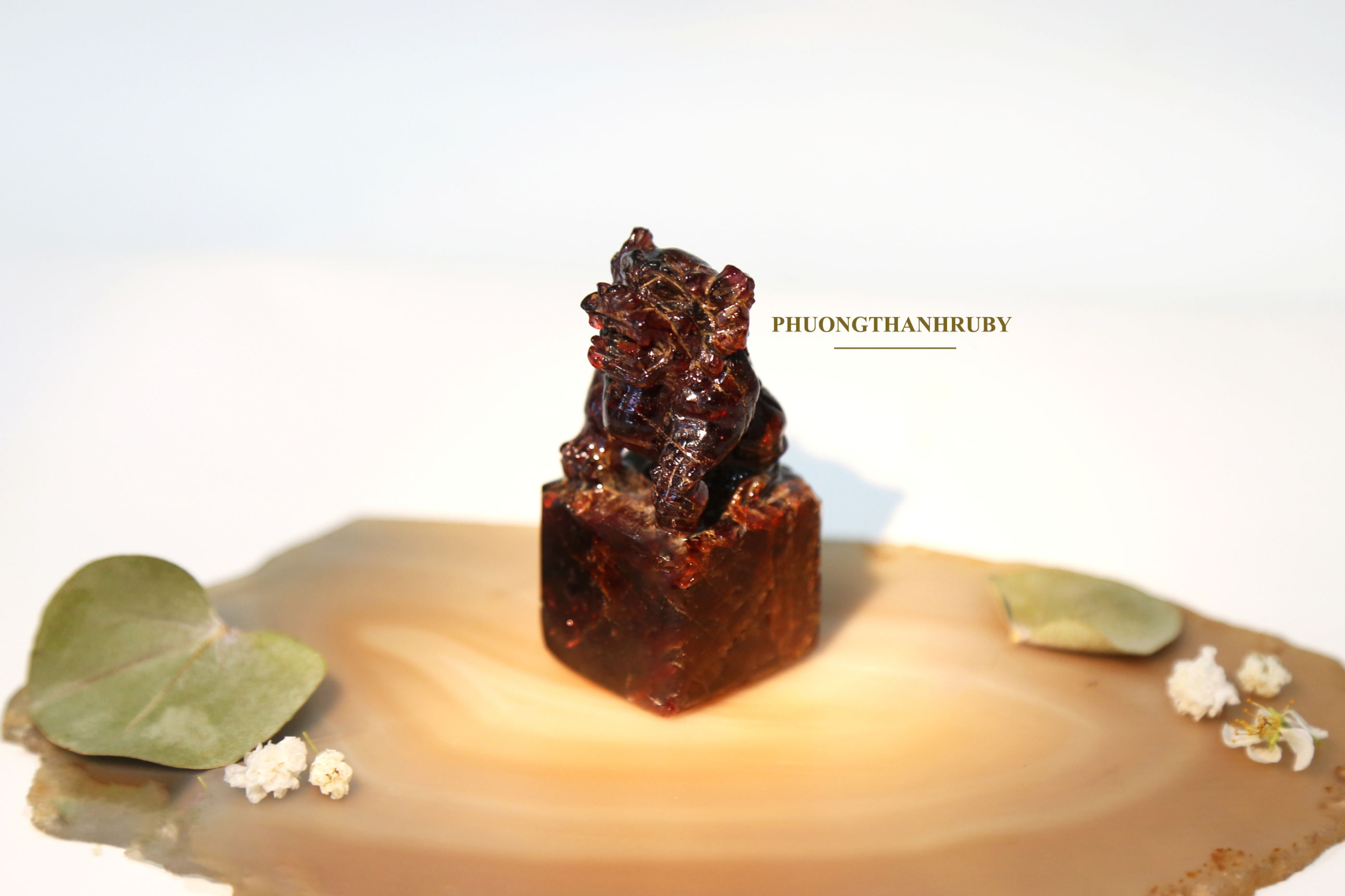 Ấn triện độc bản từ đá Thạch Lựu Ngọc (Garnet) | Handcrafted seal art