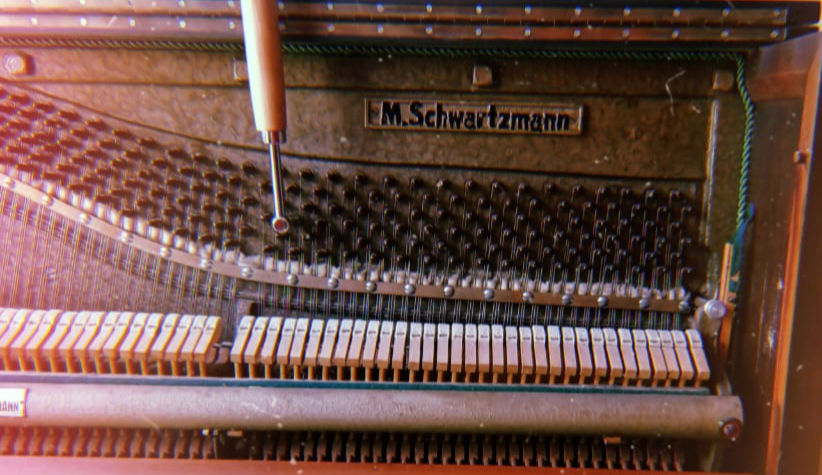Afinação e regulagem de piano M. Schwartzmann com chave.