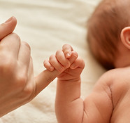 madre-rostro-bebe-desnudo-bebe-sosteniendo-dedo-mama-mama-pasando-tiempo-su-pequeno-hijo-s