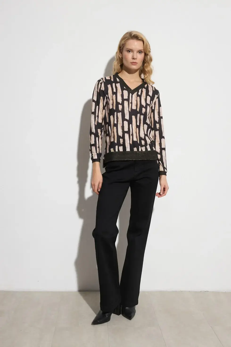 Thumbnail: Tinta Duilia V-Neck Printed Top
