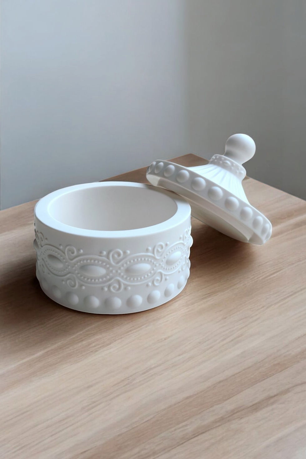 Miniature : Boîte ronde en Jesmonite – Pot motif perles et volutes + couvercle carrousel