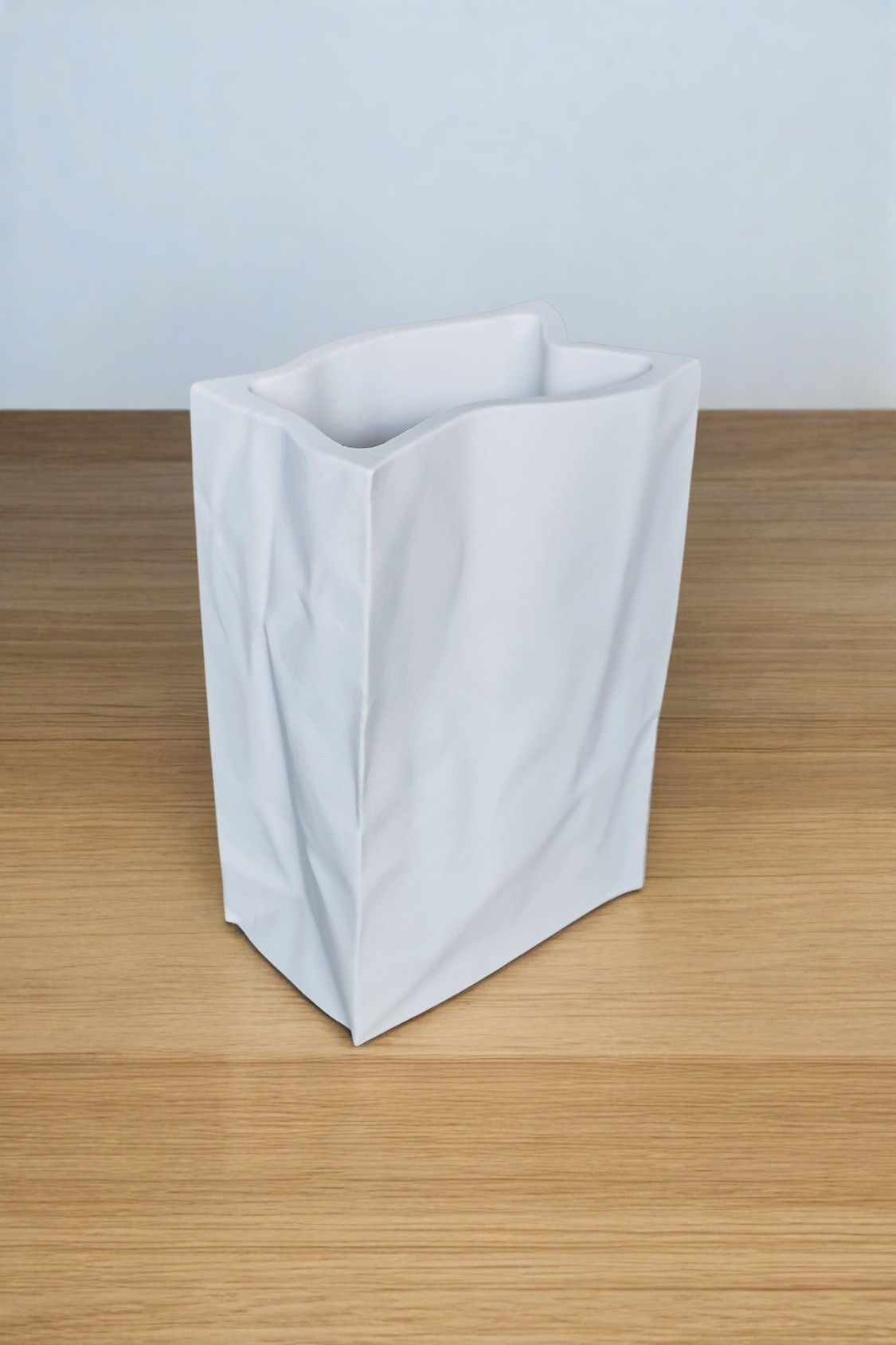 Vase effet sac en papier froissé en Jesmonite