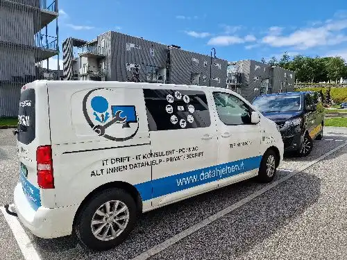 Arbeidsbil fra datahjelpen.IT med logo og informasjon