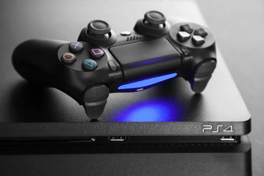 En playstation 4 og ein playstation 4 kontroll